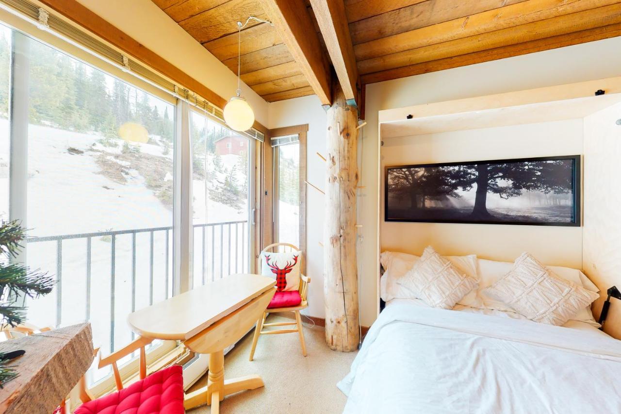ホテル Moguls 813 Big White エクステリア 写真